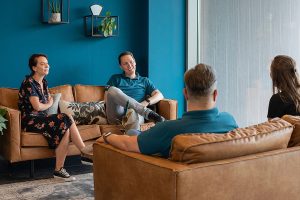 Personeel-sfeerafbeeldingen_SEO-Afbeelding_900x600px_Gezellig-gesprek